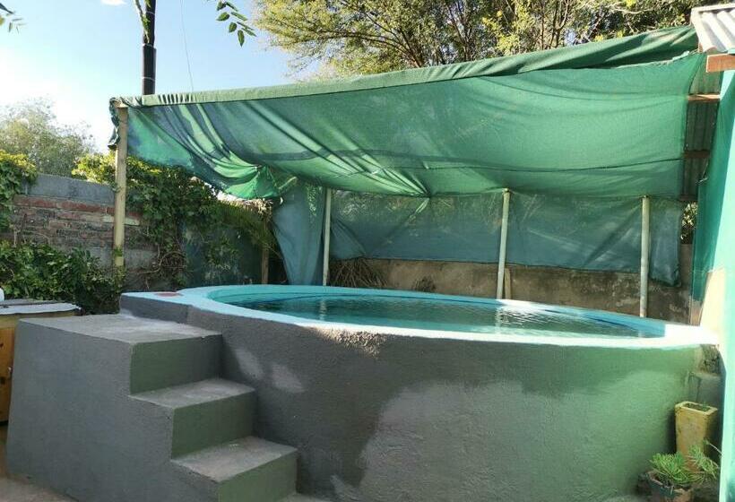 بنسيون Garden Cottage Guest House