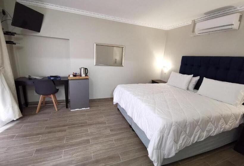 پانسیون Lucolo Palace B&b   East London