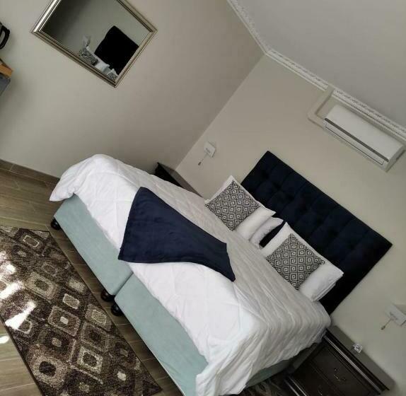 پانسیون Lucolo Palace B&b   East London