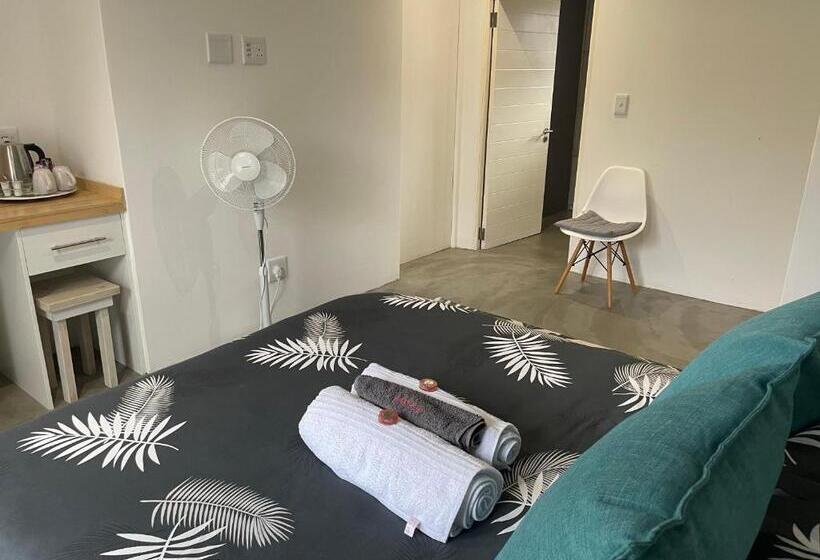 پانسیون The Door Rsa Fifty Four