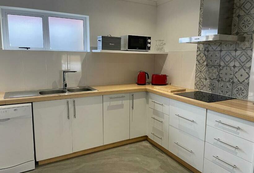 پانسیون The Door Rsa Fifty Four