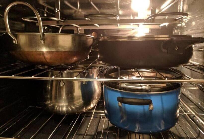 הוסטל Private Rooms, Free Parking, Full Kitchen, Best Prices In Town  York University Heights