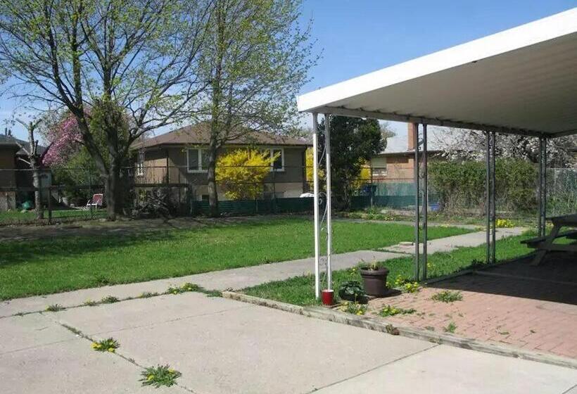 הוסטל Private Rooms, Free Parking, Full Kitchen, Best Prices In Town  York University Heights