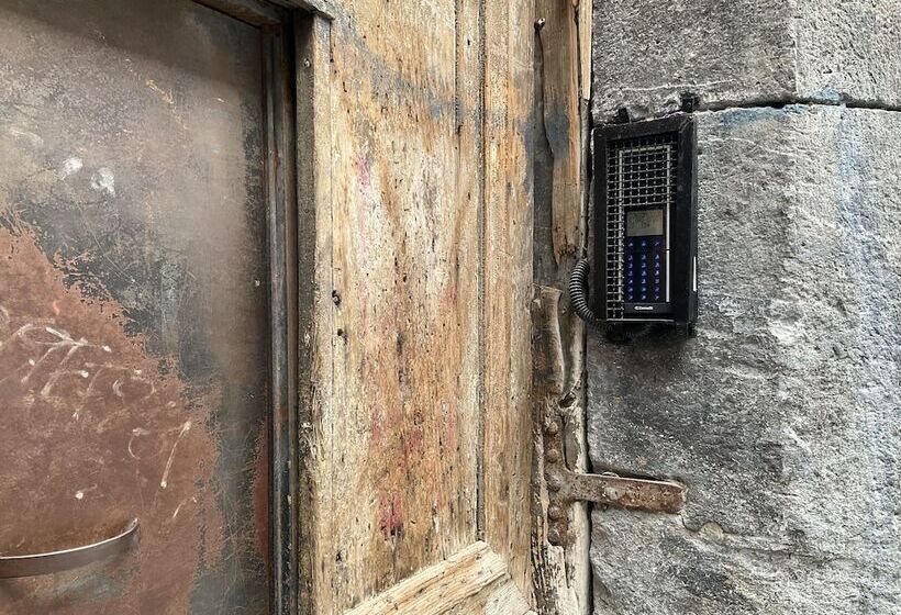 تختخواب و صبحانه A Room De  Scugnizzi