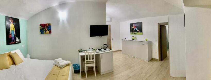 تختخواب و صبحانه A Room De  Scugnizzi