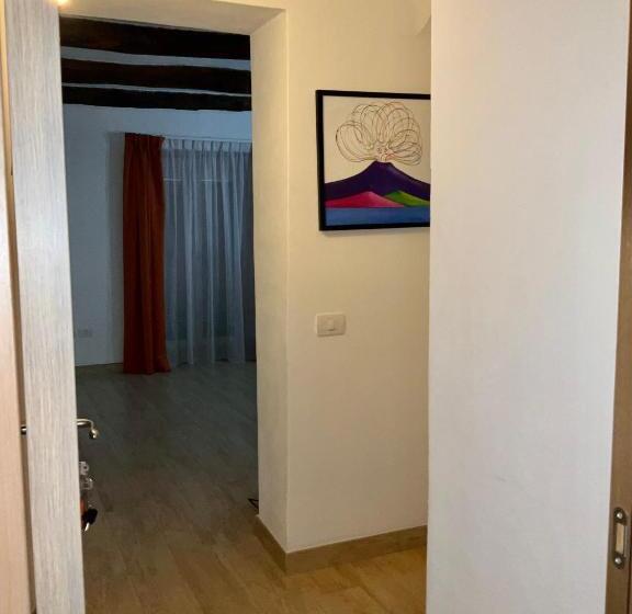تختخواب و صبحانه A Room De  Scugnizzi