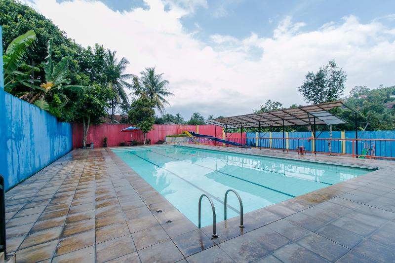Отель Reddoorz Syariah At Cibadak Sukabumi