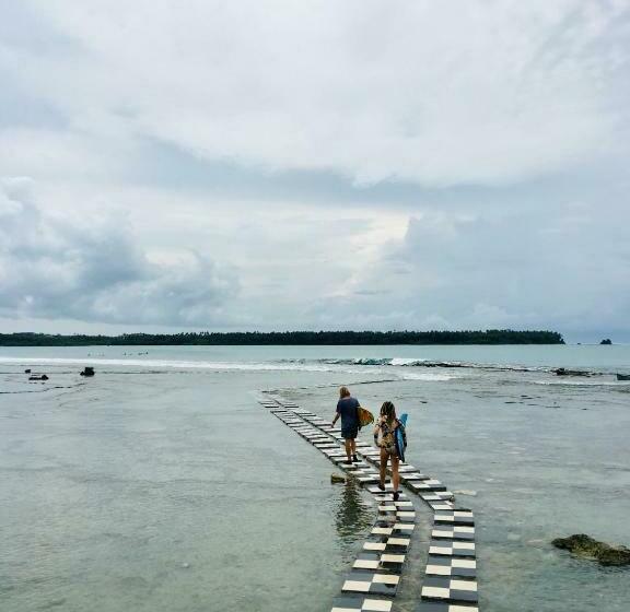 پانسیون Nias Kristov Surf Camp