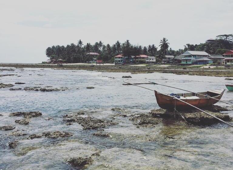 پانسیون Nias Kristov Surf Camp