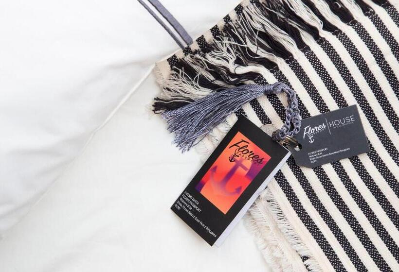 تختخواب و صبحانه Flores Passport House