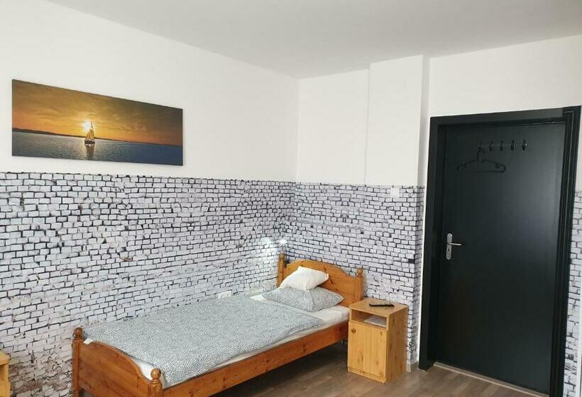 住宿加早餐  Kid Família Panzió Balatonszárszó