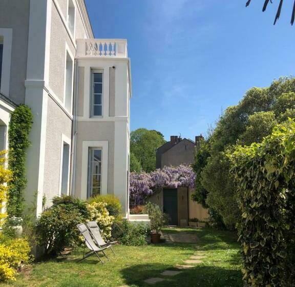تختخواب و صبحانه Maison Latour