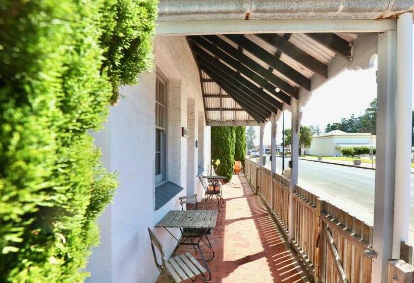 پانسیون Grey Masts, Robe