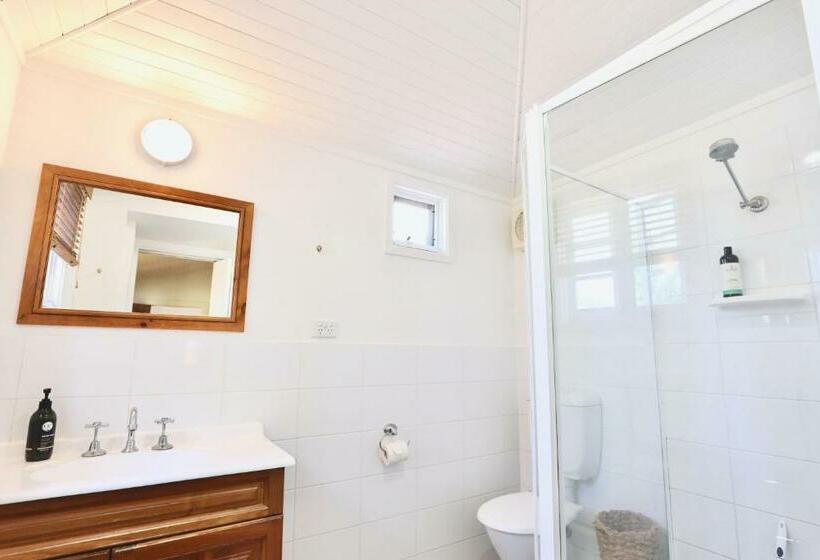 پانسیون Grey Masts, Robe