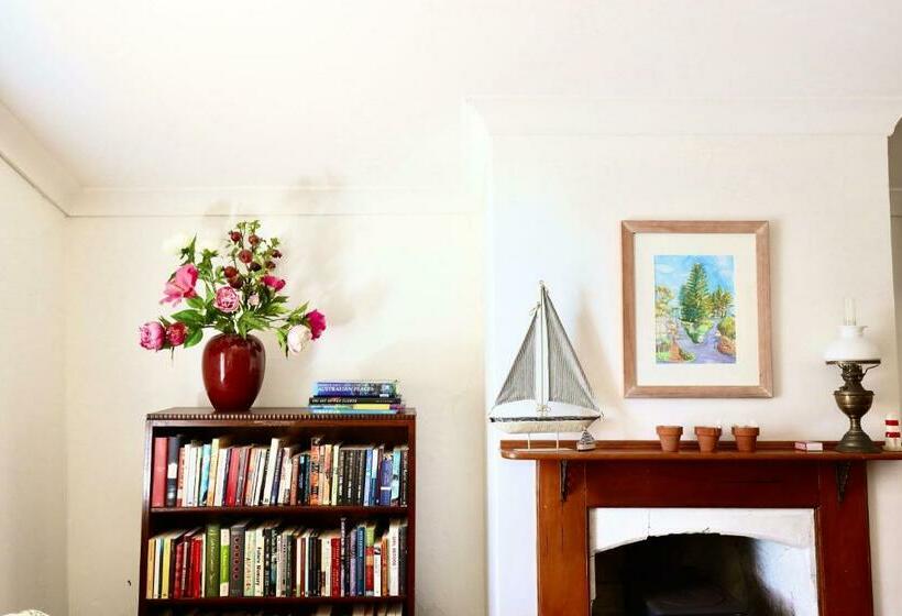 پانسیون Grey Masts, Robe