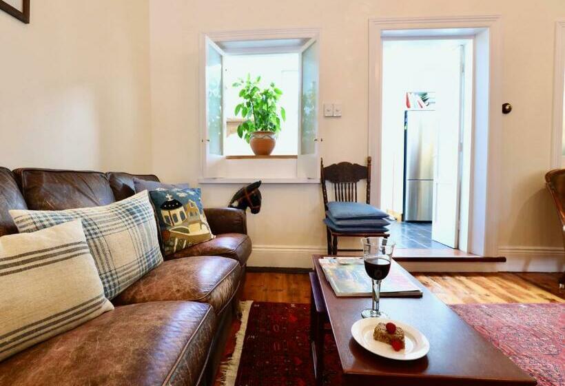 پانسیون Grey Masts, Robe