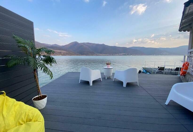 پانسیون Noah River House