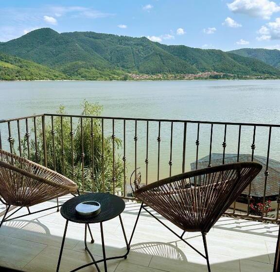 پانسیون Noah River House