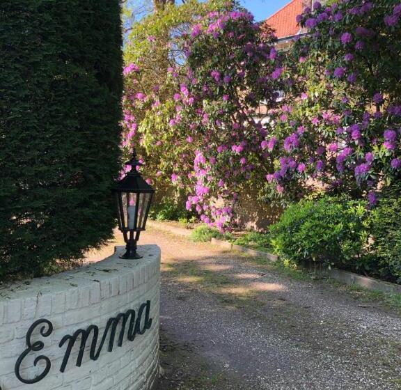 تختخواب و صبحانه Modern Palace Emma Staete