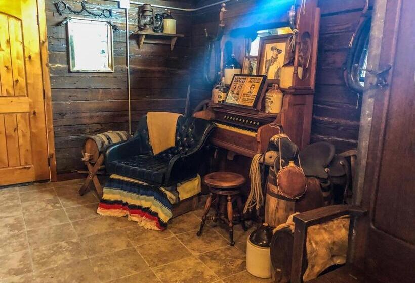 فندق Samantha S Timber Inn