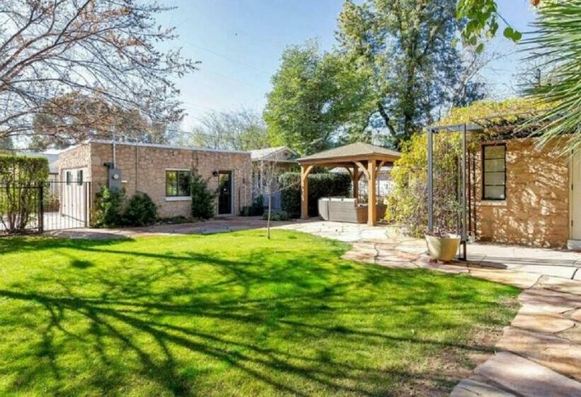 פנסיון Best Little Guesthouse In Melrose! New Listing!