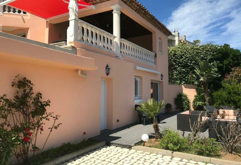 פנסיון Villa Goonie