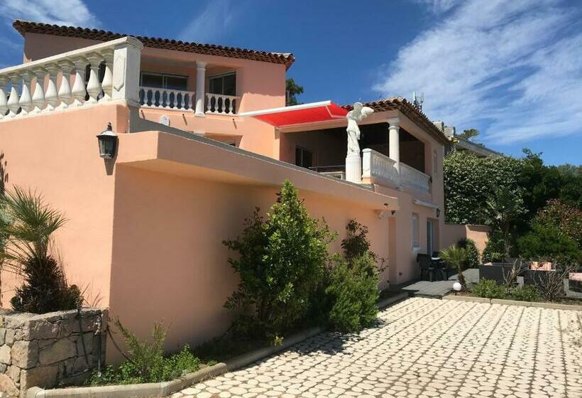 פנסיון Villa Goonie