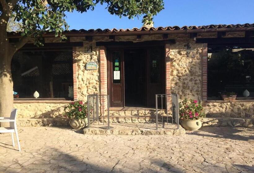 هتل Agriturismo Roba Degli Ulivi