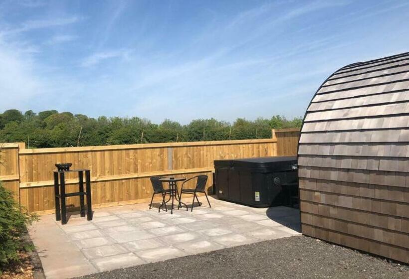 בית מלון כפרי Superior Glamping Pod With Hot Tub