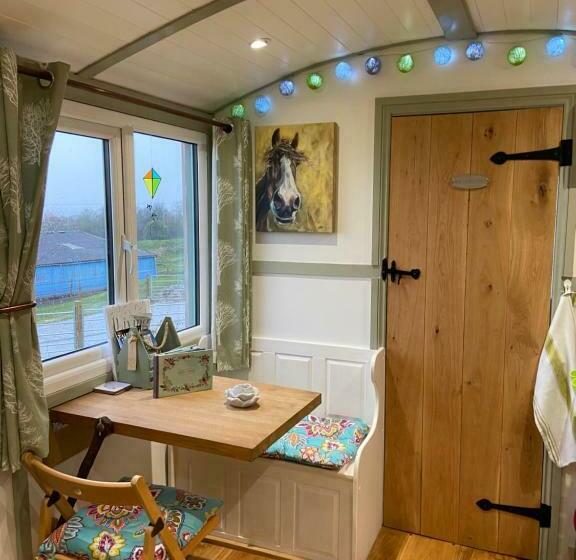 Отель Willowbank Shepherds Hut