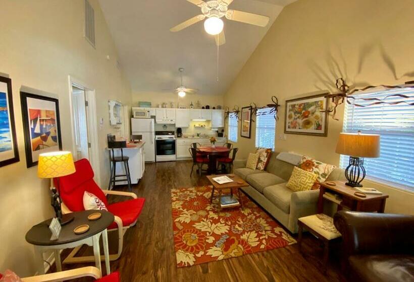 Bed and Breakfast Comal Inn