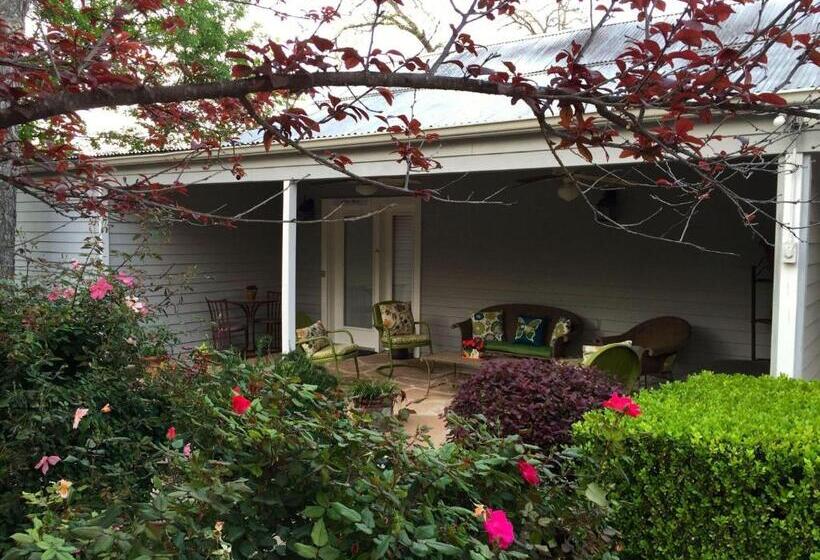 Bed and Breakfast Comal Inn