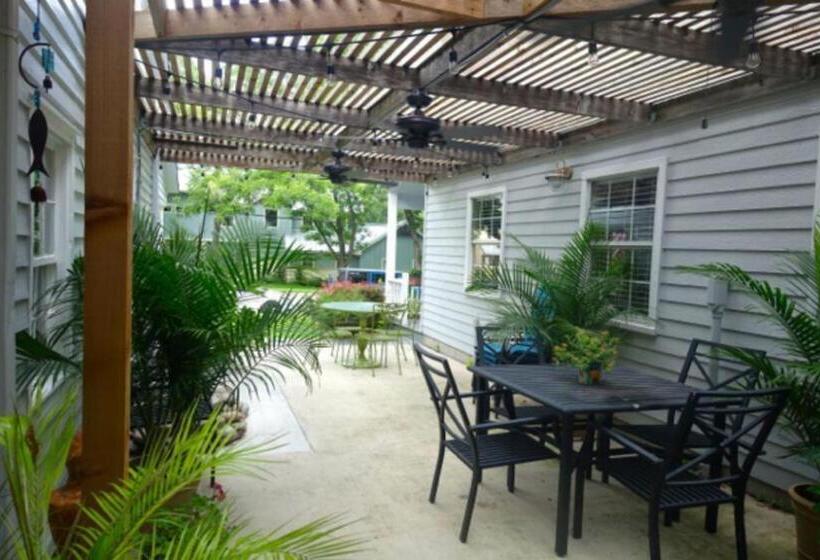 Bed and Breakfast Comal Inn