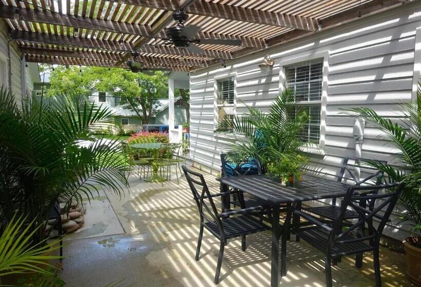 Bed and Breakfast Comal Inn