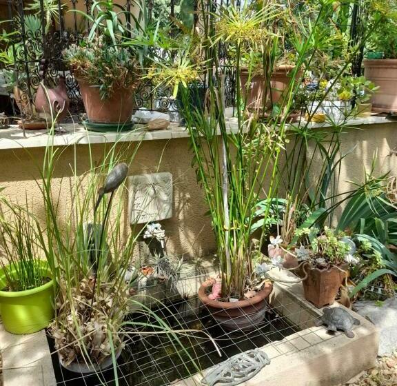 住宿加早餐  Cocon Provençal   T1 25m2   Sdb   Terrasse Privée & Accès Piscine à Saint Chamas