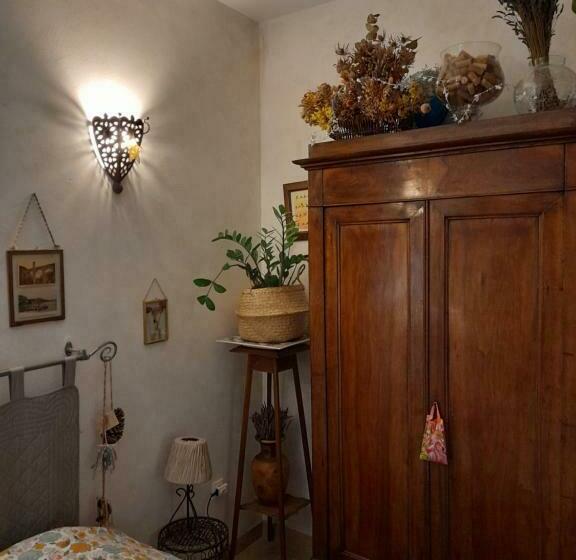 住宿加早餐  Cocon Provençal   T1 25m2   Sdb   Terrasse Privée & Accès Piscine à Saint Chamas