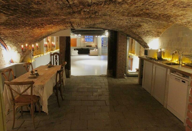 צימר Top Notch Apartment Along Canal In Historic Centre