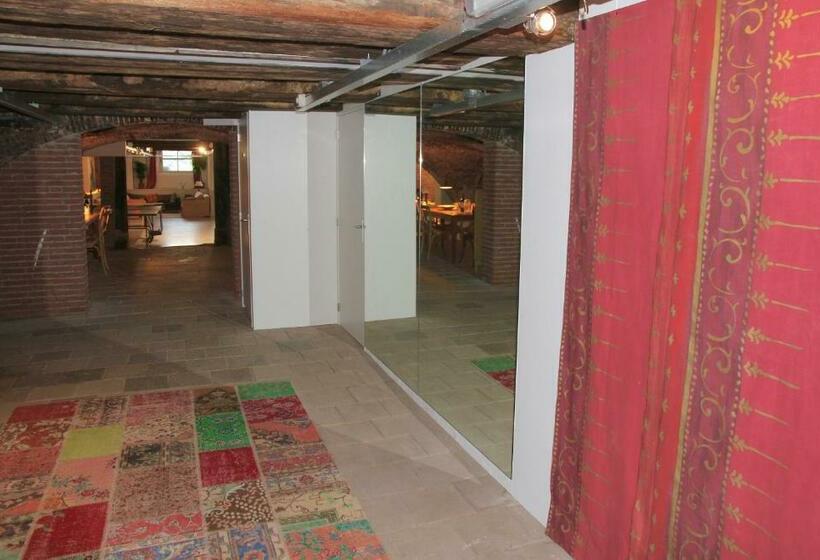 צימר Top Notch Apartment Along Canal In Historic Centre
