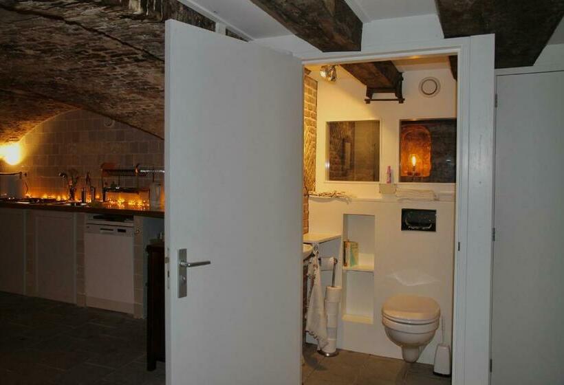 צימר Top Notch Apartment Along Canal In Historic Centre