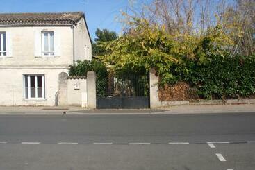 تختخواب و صبحانه La Maison D Alienor