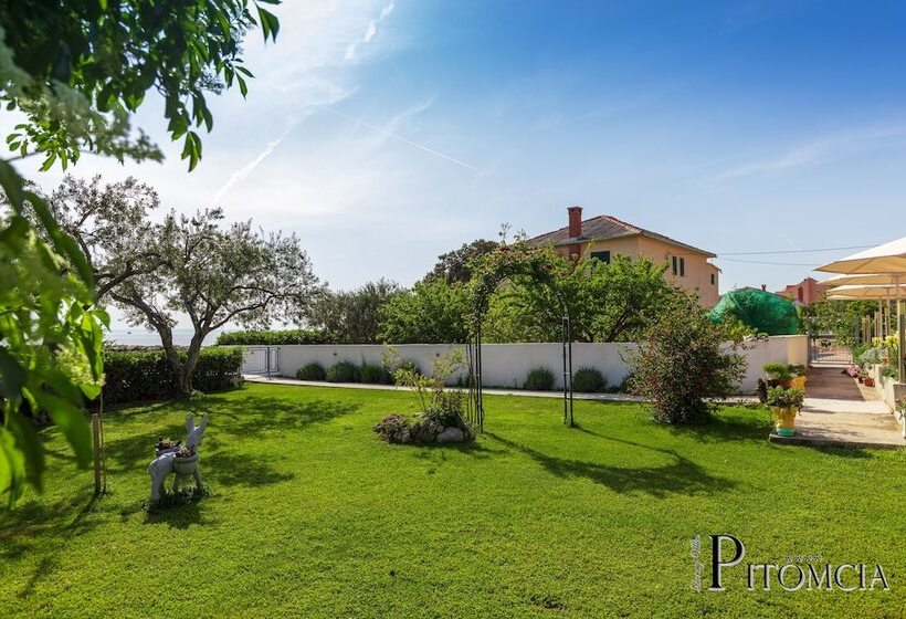 مسافرخانه Villa Pitomcia