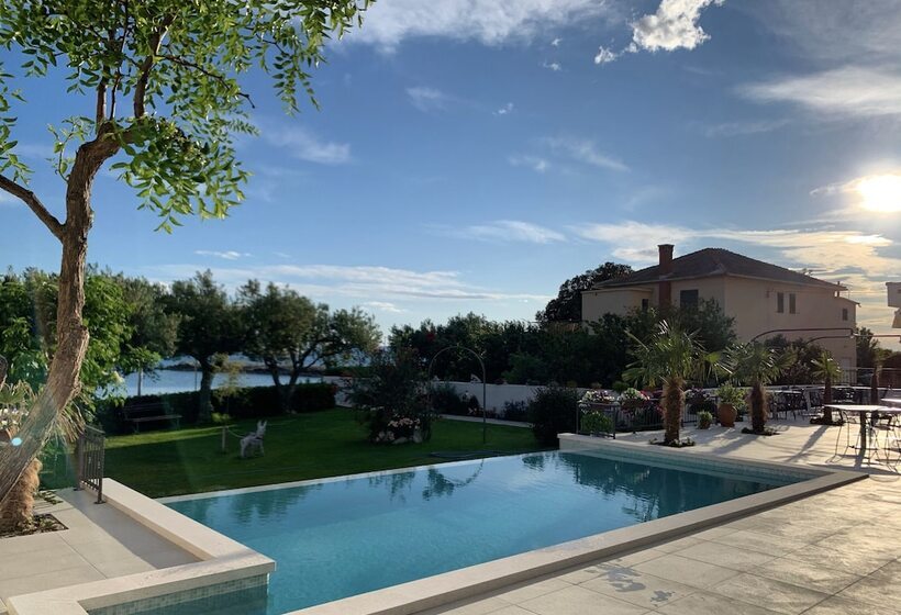 مسافرخانه Villa Pitomcia