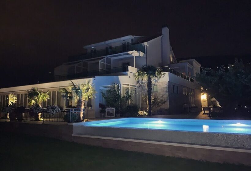 مسافرخانه Villa Pitomcia