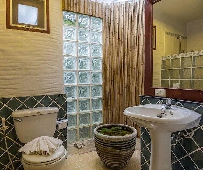 هتل Bangtao Beach Chalet Resort