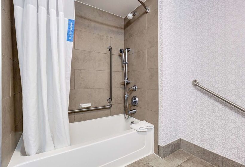 هتل Hampton Inn & Suites By Hilton Brantford Conference Centre