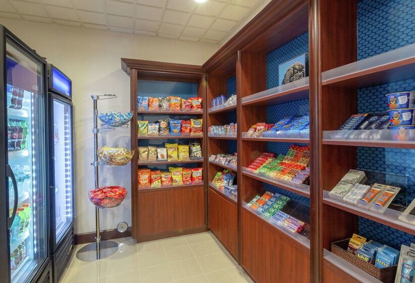 Отель Hampton Inn & Suites Wellington