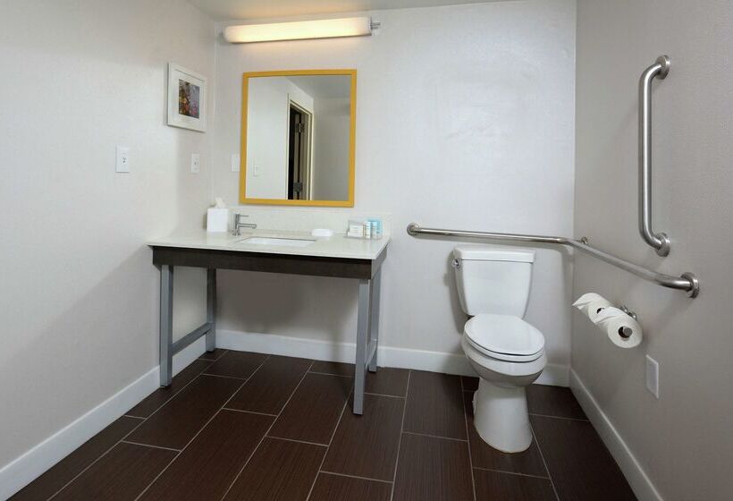 فندق Hampton Inn & Suites Clinton  I26
