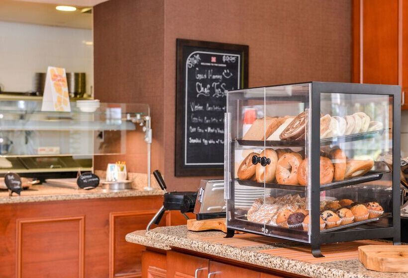هتل Hilton Garden Inn Dover