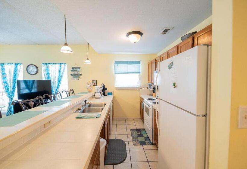South Padre Island Condo Is Walking Distance To The Beach, Sleeps 6, Third Floor, 2024 Traveler Awar