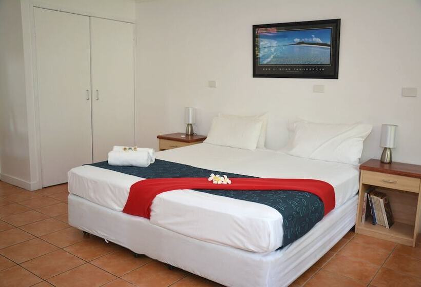 Base Airlie Beach Resort   Hostel